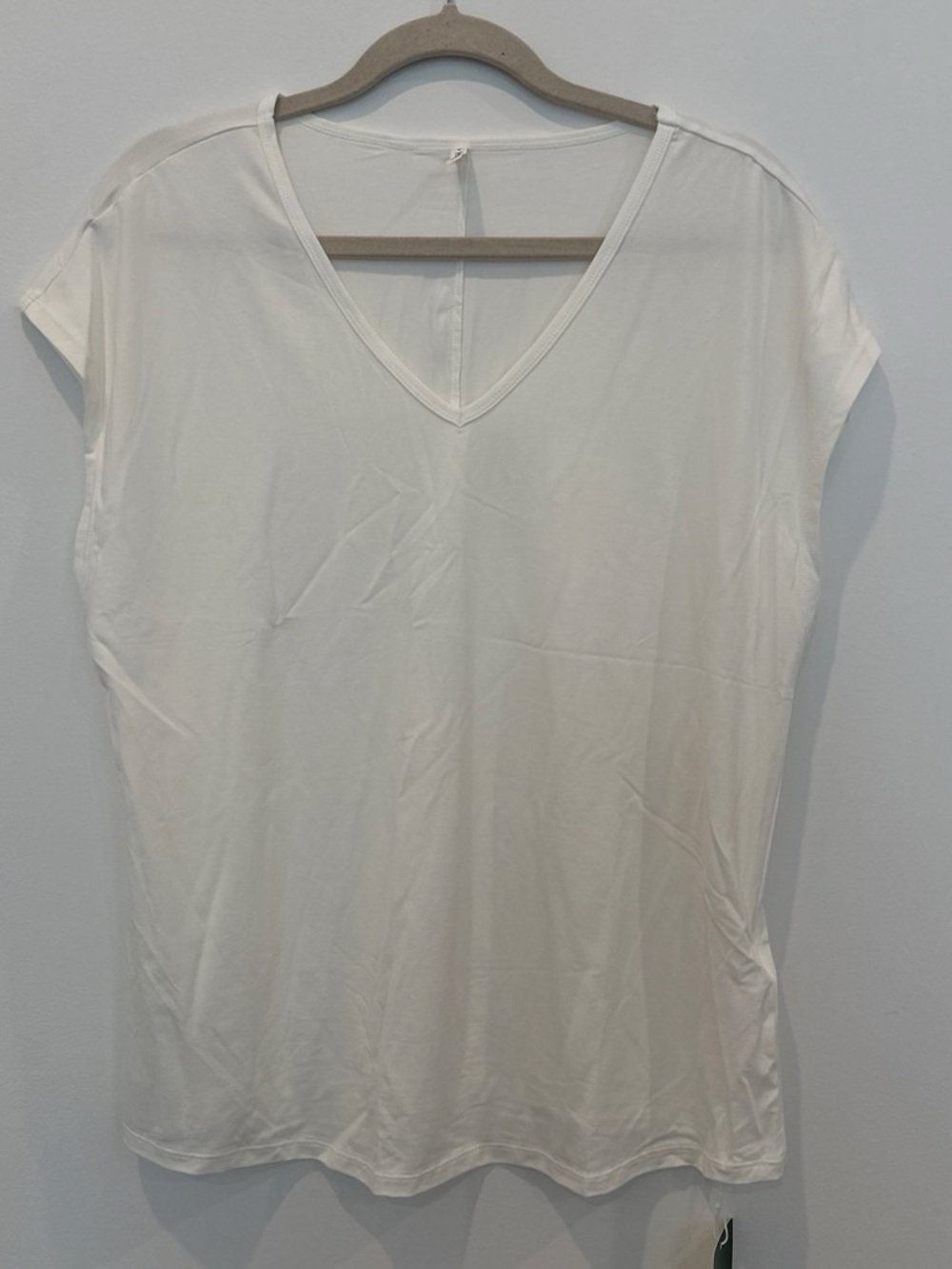 HALARA White V-Neck Short Sleeve Tee